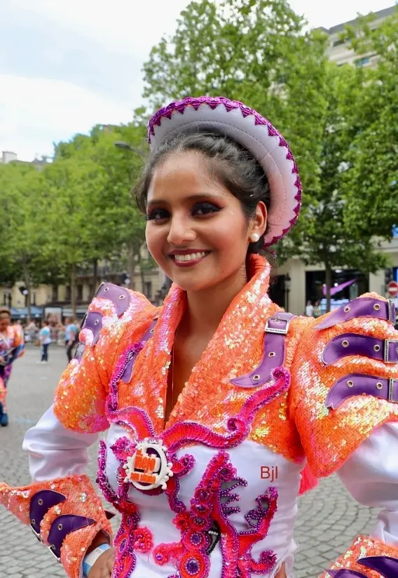 Femme en tenue de carnaval blanche et orange Femme en tenue de carnaval blanche et orange