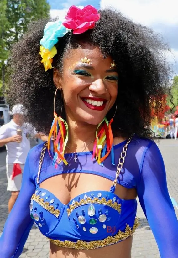 Femme en tenue de carnaval bleue Femme en tenue de carnaval bleue