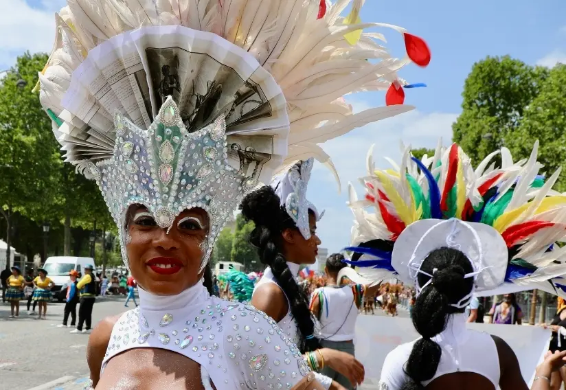 Femme avec une coiffe blanche de carnaval Femme avec une coiffe blanche de carnaval