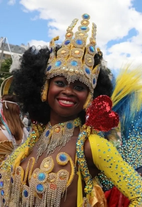 Femme en tenue de carnaval jaune Femme en tenue de carnaval jaune