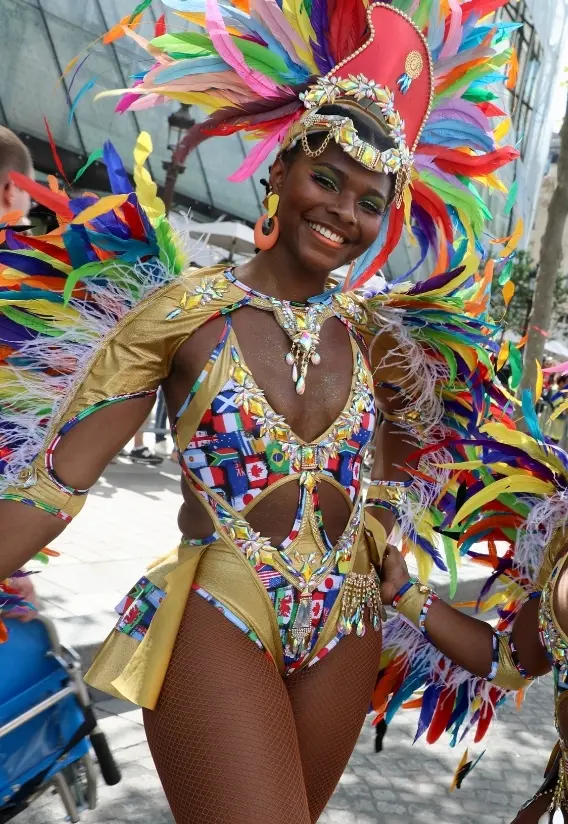Femme en tenue dorée et multi-color Femme en tenue dorée et multi-color