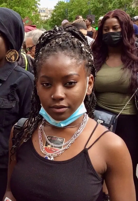 Jeune femme à la manif Jeune femme à la manif