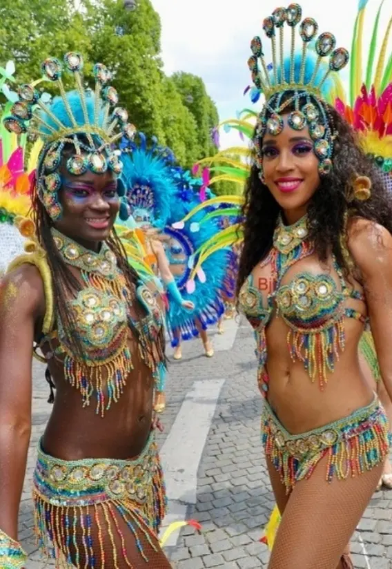 Femmes en tenue de carnaval multi-color Femmes en tenue de carnaval multi-color