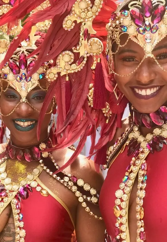 Femmes en tenue de carnaval rouge Femmes en tenue de carnaval rouge