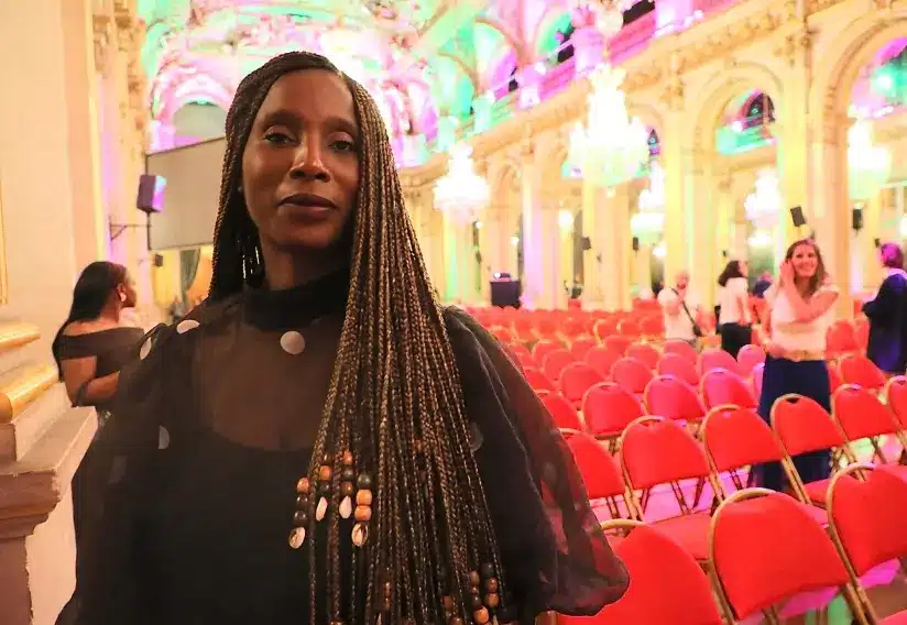 Bio femme avec de belles tresses lauréate de la grande soirée de l'engagement à l'hôtel de ville