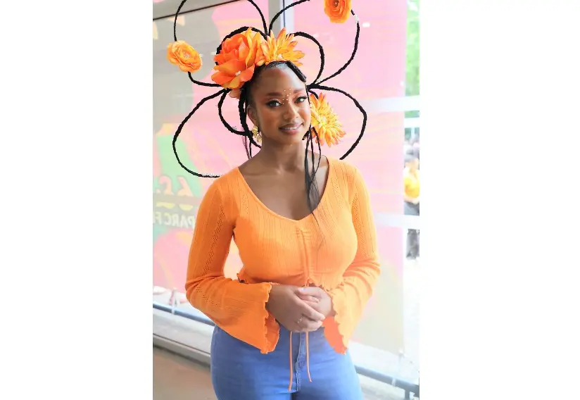 Bio femme avec une coiffure originale