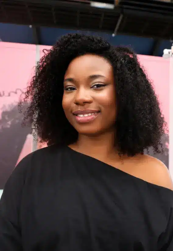 Femme avec des cheveux crépus entretenus